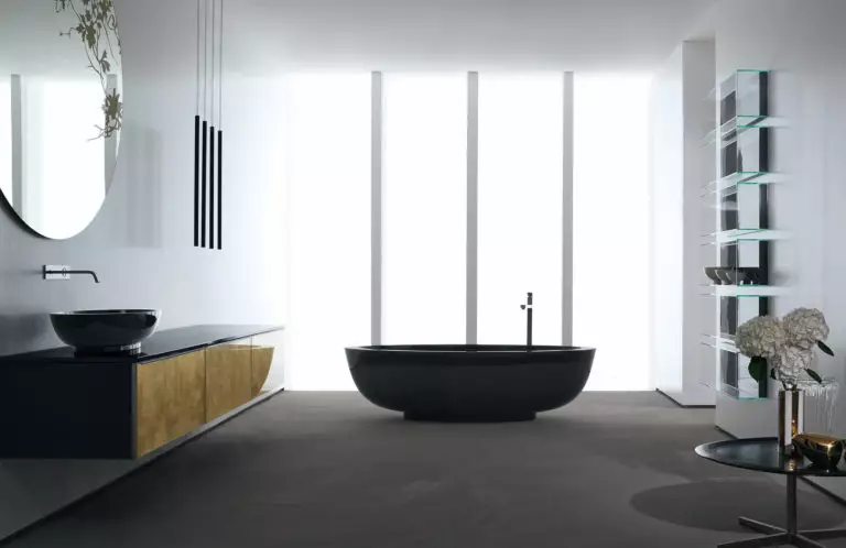 Design del bagno in bianco e nero