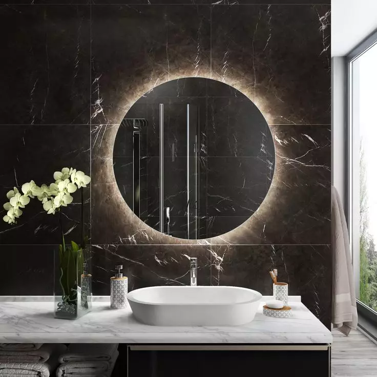 Specchio rotondo retroilluminato nel bagno: consigli ed idee design