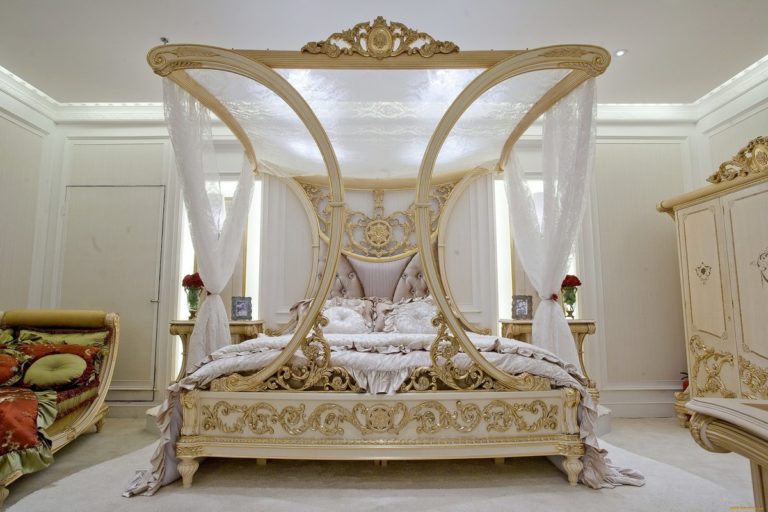 Luxury canopy bed: an attractive element of the bedroom interior
