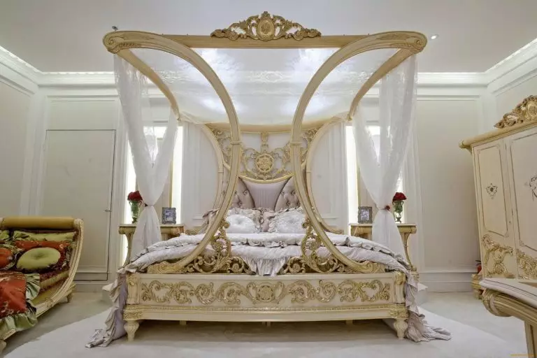 Luxury canopy bed: an attractive element of the bedroom interior