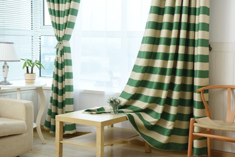 Striped curtains in the interior: a universal solution for bright contrasts