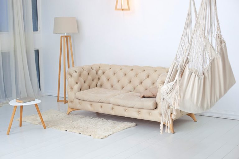 Hammock in the living room: how to choose, assemble and use it as a decorative element
