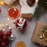 Tendances déco Noël 2025 : couleur, sapin, cadeaux, éclairage