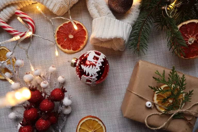 Tendenze Natale 2025: addobbi natalizi, albero di natale, colori, decorazioni fai da te