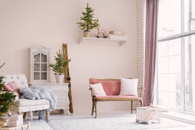 Il lusso colorato di un interno shabby chic: tendenze 2021