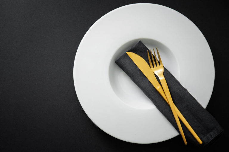 Piatti e posate di tendenza 2021: stoviglie per cenare con stile