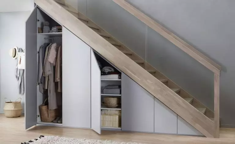 Хранение под лестницей: практические идеи для использования пространства