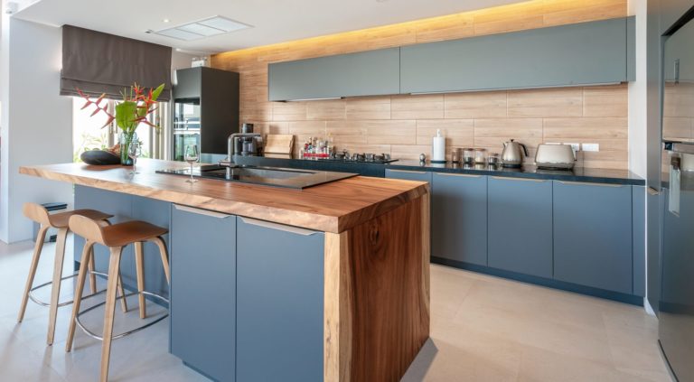 Kitchen island: benefits and stylish design ideas