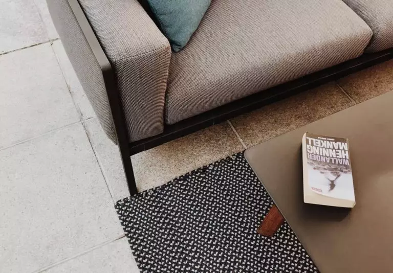 Tappeto per divano marrone: colori, motivi, materiali e stili