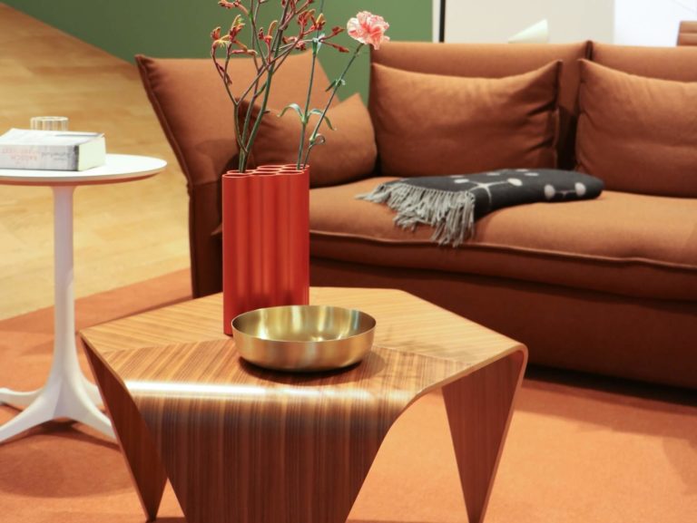 Cuscini per divano marrone: colori, motivi, materiali e stili