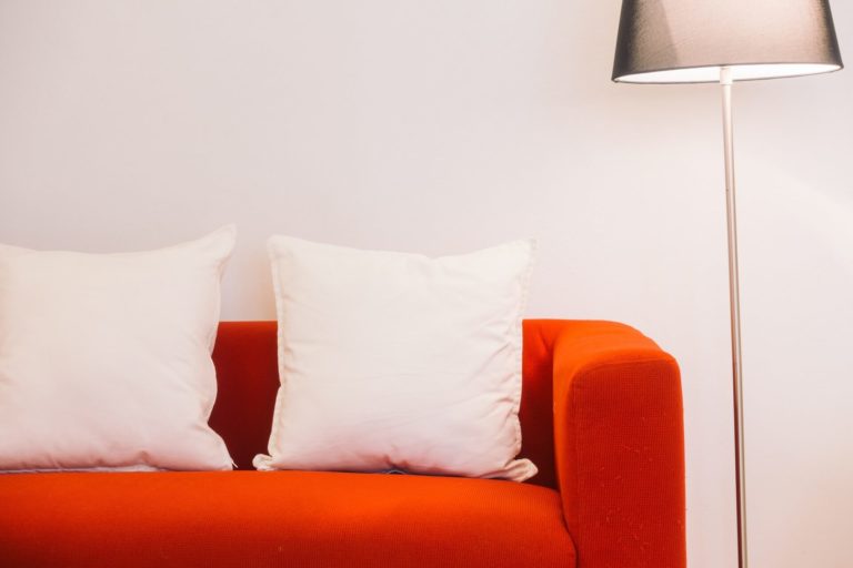 Cuscini per divano rosso: colori, motivi, consigli per la selezione e idee di design