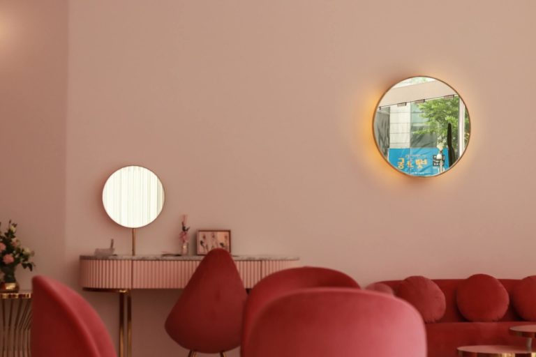 Розовый цвет в оформлении стен в интерьере: 18 идей дизайна
