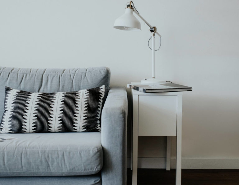 Abbinare divano grigio alle pareti: consigli + idee di colore (foto)