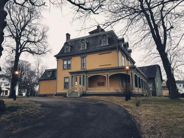 Front door colors for yellow house: 6 color ideas + photos