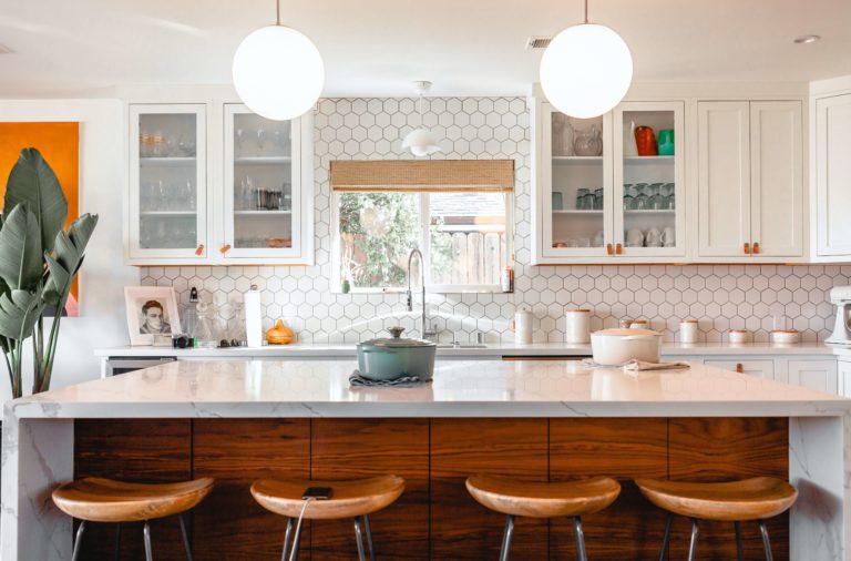 Best kitchen colors with white cabinets: 7 stylish combinations to make a statement