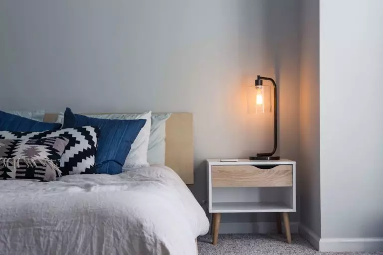 10 Small bedroom nightstands ideas to match your style and keep you up-to-date