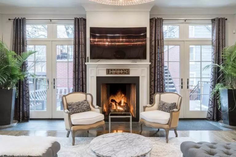 Living room with fireplace and TV: practical tips & stunning ideas