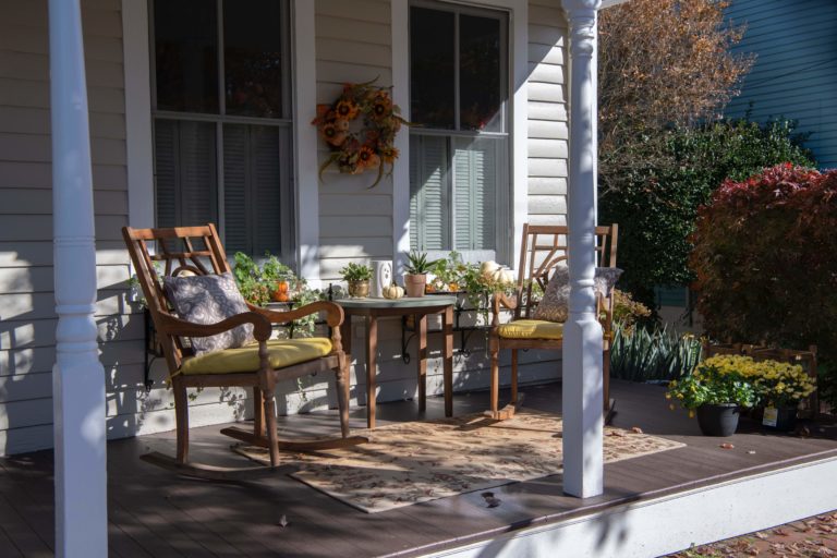 10 Front porch decorating ideas for a stylish introduction to your house interior
