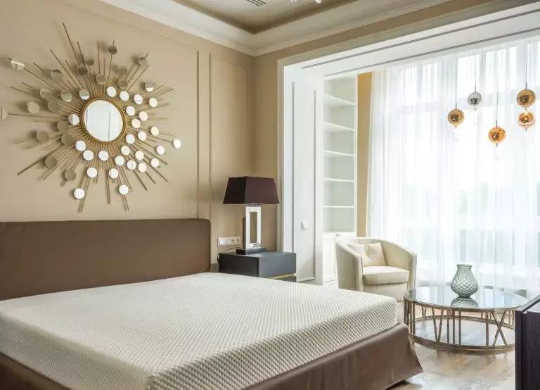 Mirror above bed: pros and cons, stylish ideas, and practical tips for a new sparkle in your bedroom