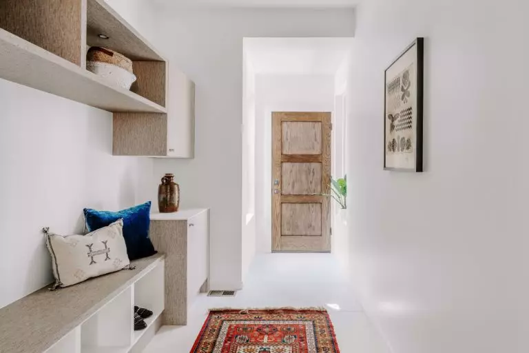 10 Fabulous wall decor ideas for a narrow hallway: maximum creativity within a small space