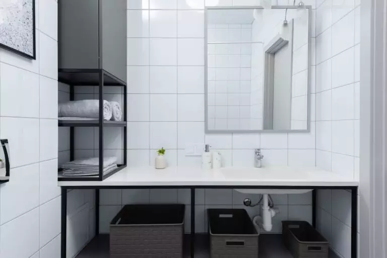 Idee salvaspazio per un bagno piccolo: consigli pratici + foto