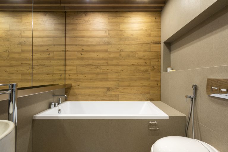 Small bathroom with wood effect tiles: stylish ideas for a natural and functional result