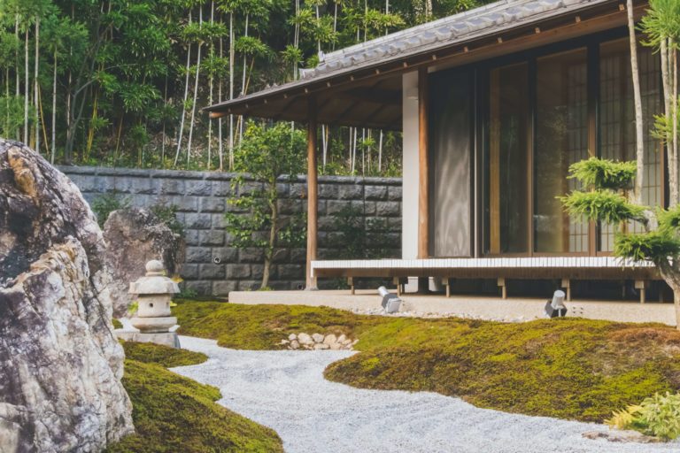 Zen garden ideas: set peace and calmness right inside your garden