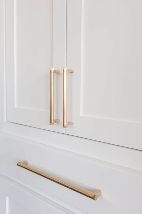 White kitchen cabinets with gold hardware: original design ideas to ...