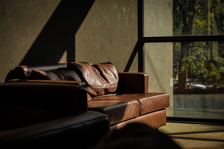 Inspirational cognac leather sofa ideas: timeless design solutions