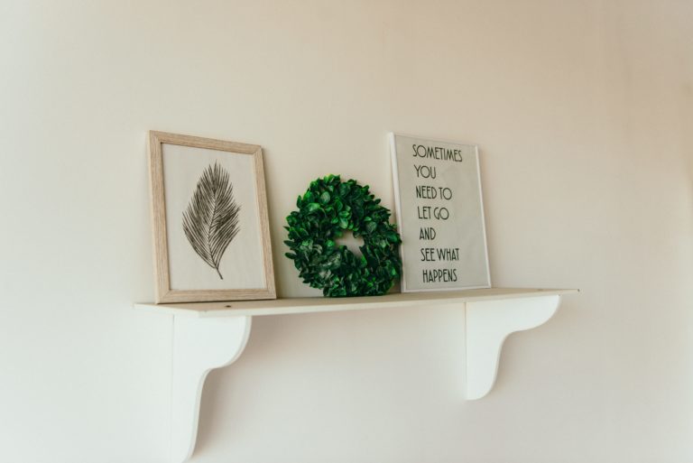 Gorgeous shelf decor ideas: stick to trends and stay original