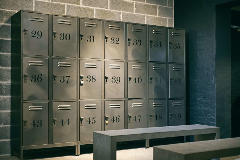 Locker room design: how to choose the lockers and integrate them with style?