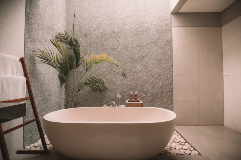 Want to have a luxurious bathroom? Here are 6 valuable tips