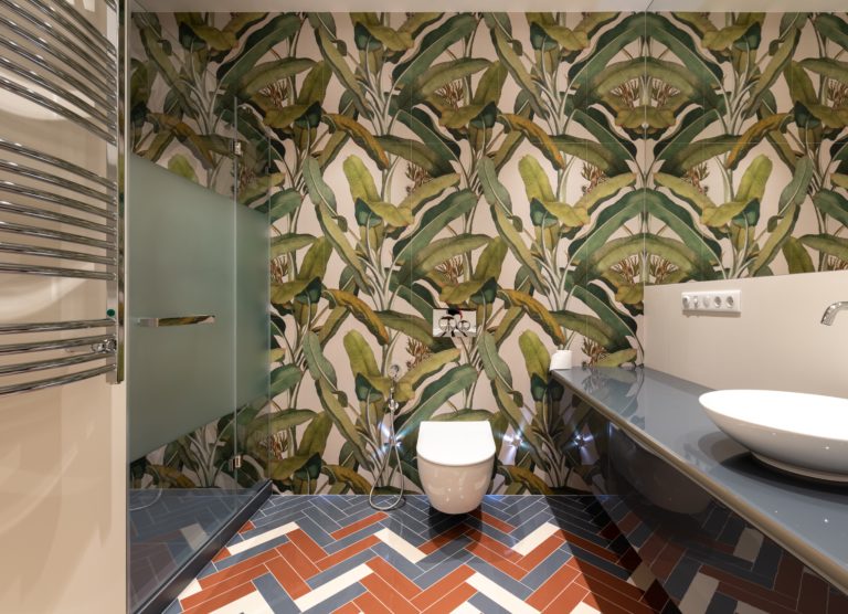 Wallpaper in the bathroom: pros and cons
