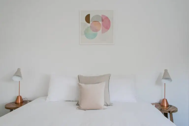 Artwork Above Bed: Stylish Ideas for Filling the Empty Space