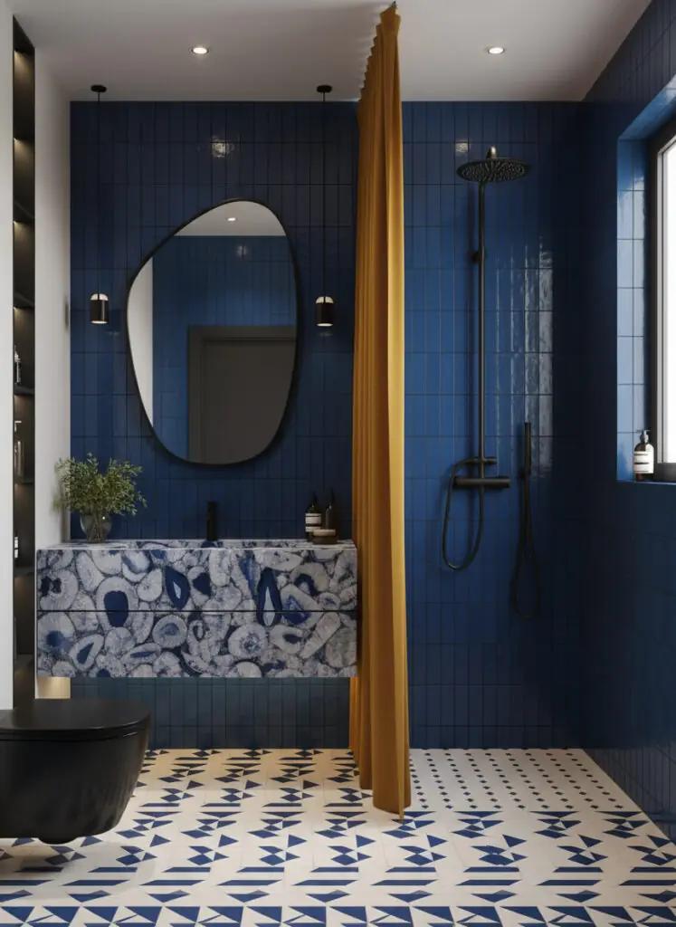 Tenda da doccia a costine senape contro piastrelle da bagno blu zaffiro profondo.