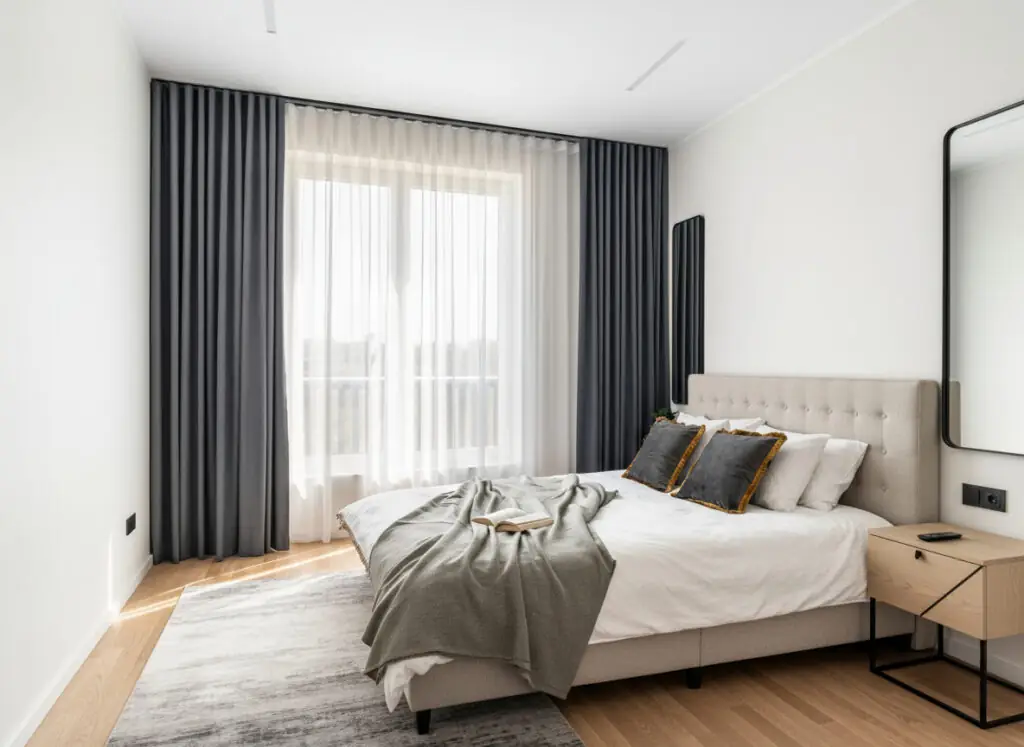 Drappeggi automatizzati, montati a soffitto, velati e oscuranti color antracite.