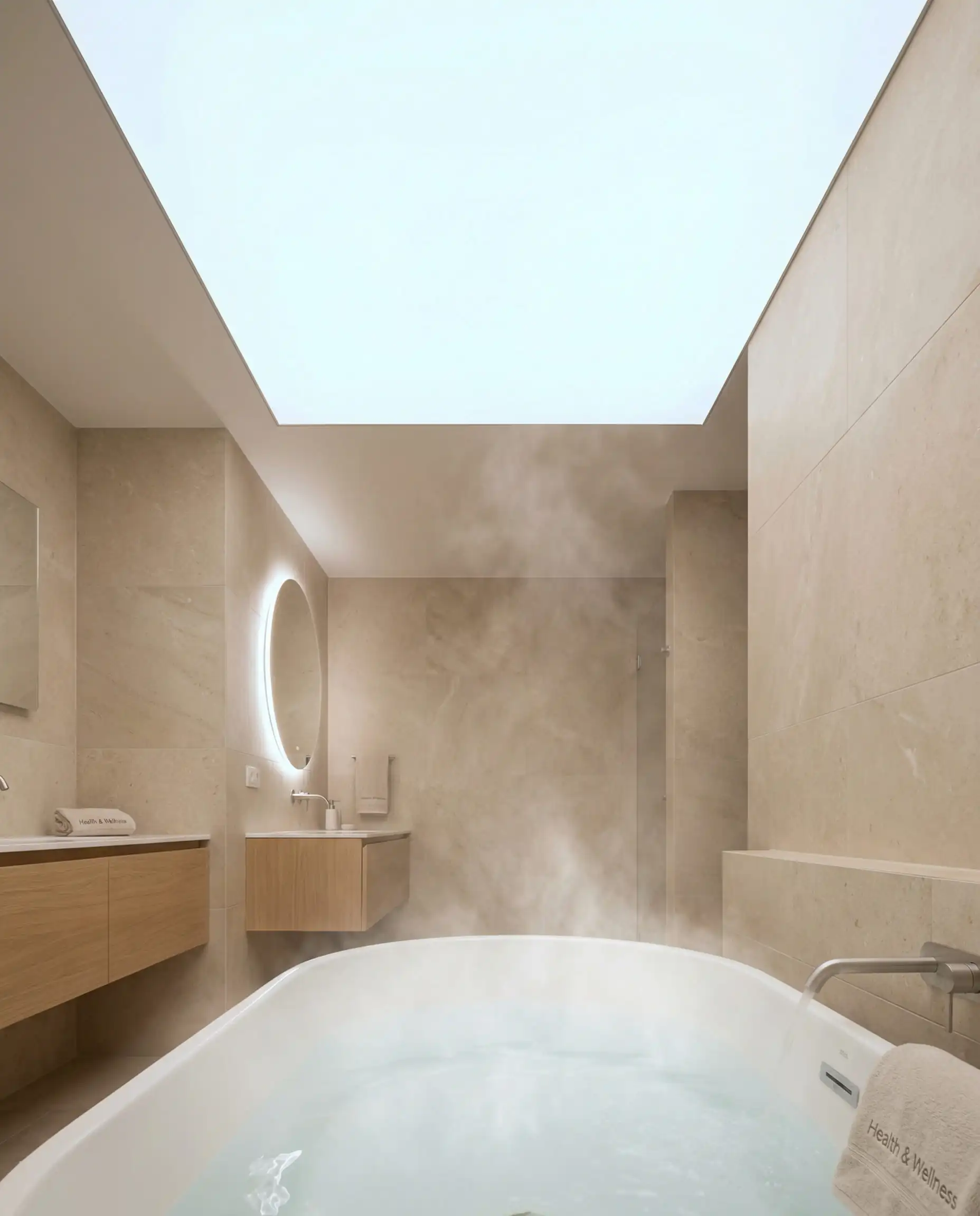 Salle de bains sans fenêtre dotée d'un grand panneau de plafond tendu rétroéclairé qui imite la lumière naturelle du jour.