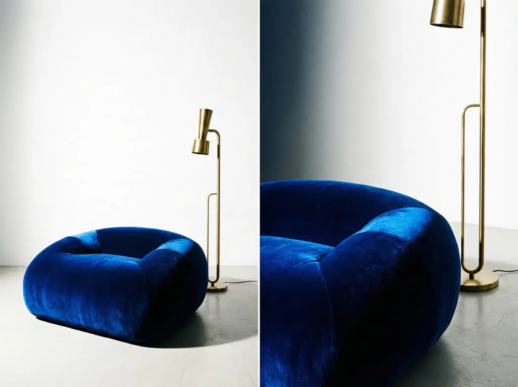 Un pouf sculptural et discret en velours bleu cobalt éclatant, doté d'une forme concave unique et d'un lampadaire moderne en laiton.