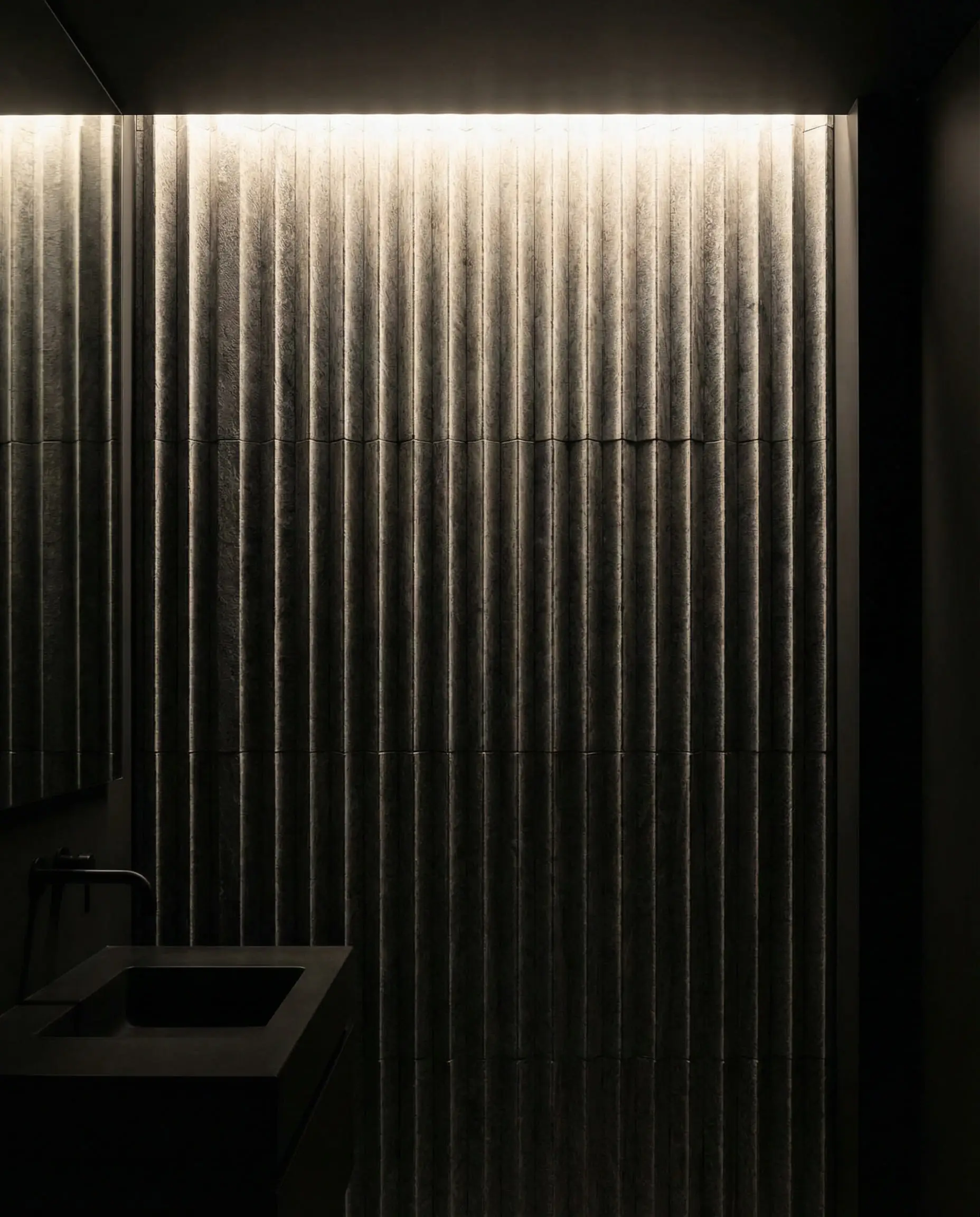 Un cliché intérieur spectaculaire et rapproché d'un mur d'accent de salle de bain recouvert de carreaux de pierre cannelés profonds (une texture 3D).