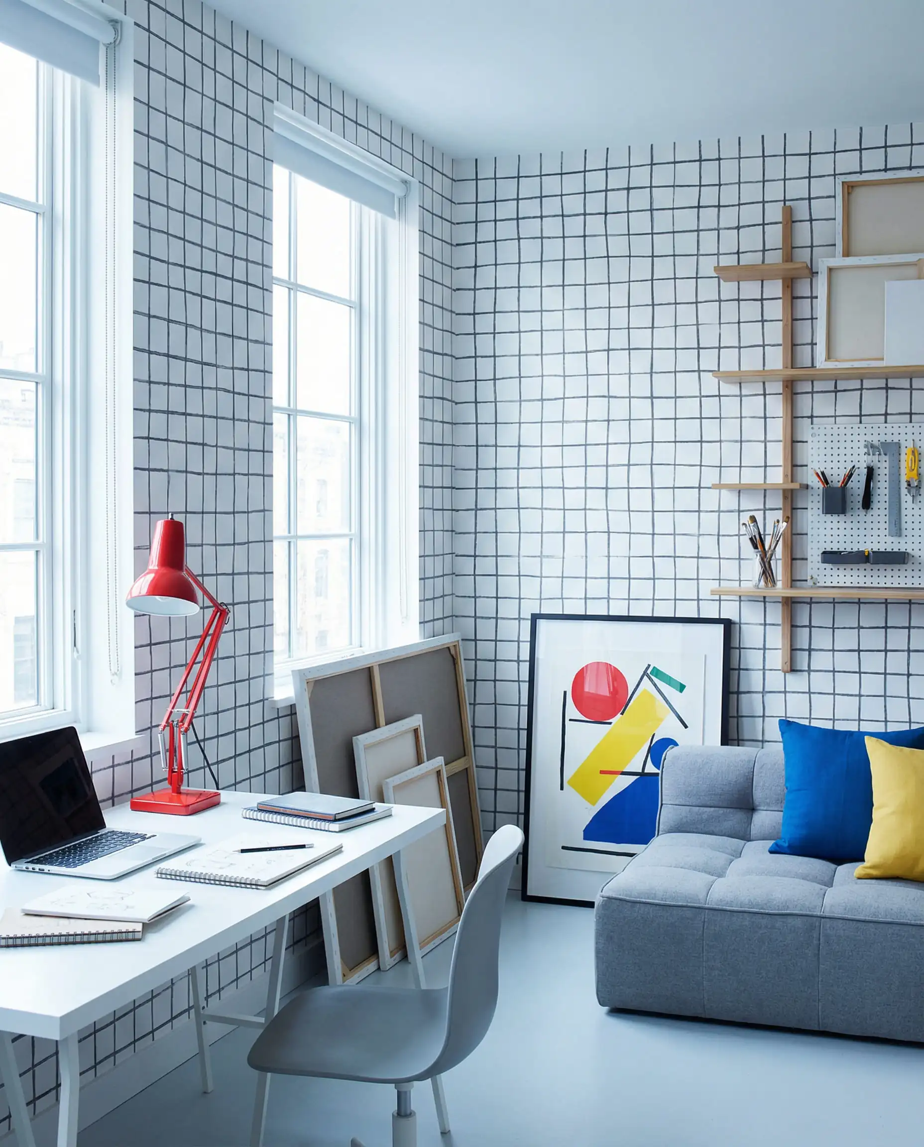 Espace studio créatif avec papier peint quadrillé au fusain dessiné à la main imparfait sur blanc.