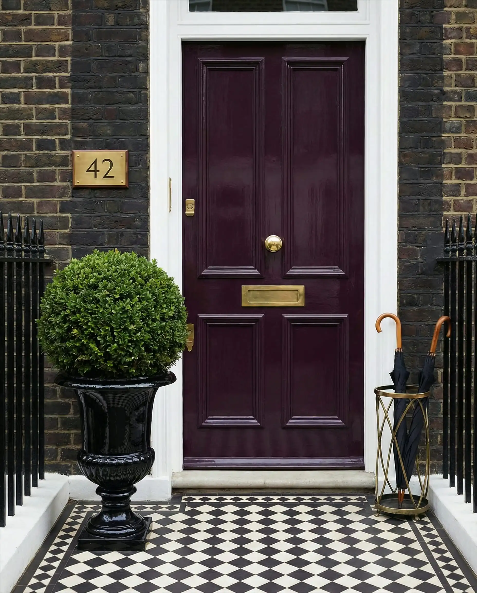 Entrée de style classique avec porte aubergine violette et carrelage à damier noir et blanc.