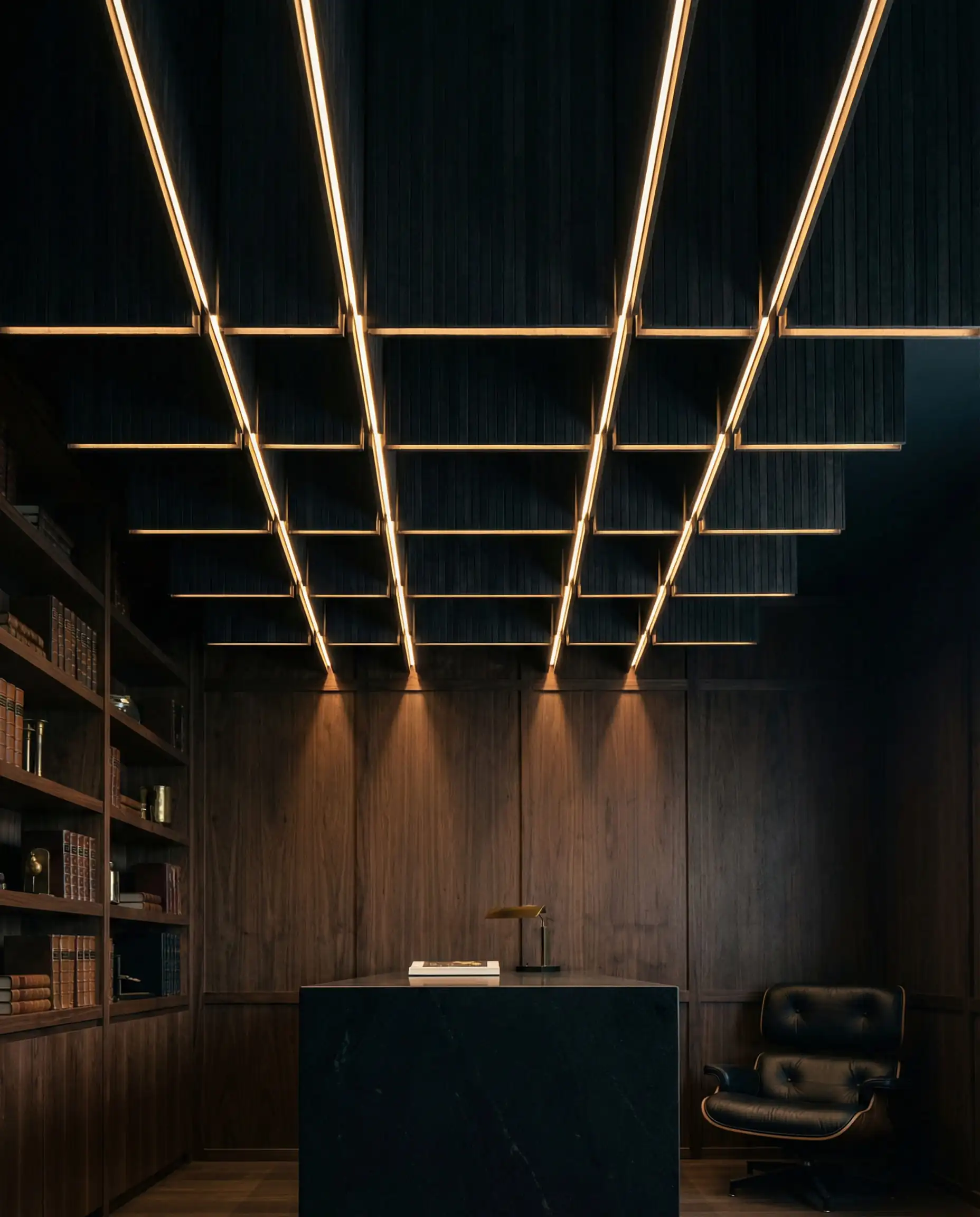 Bureau à domicile à l'ambiance feutrée, doté d'un faux plafond en grille de bambou teinté anthracite avec éclairage de travail LED intégré.
