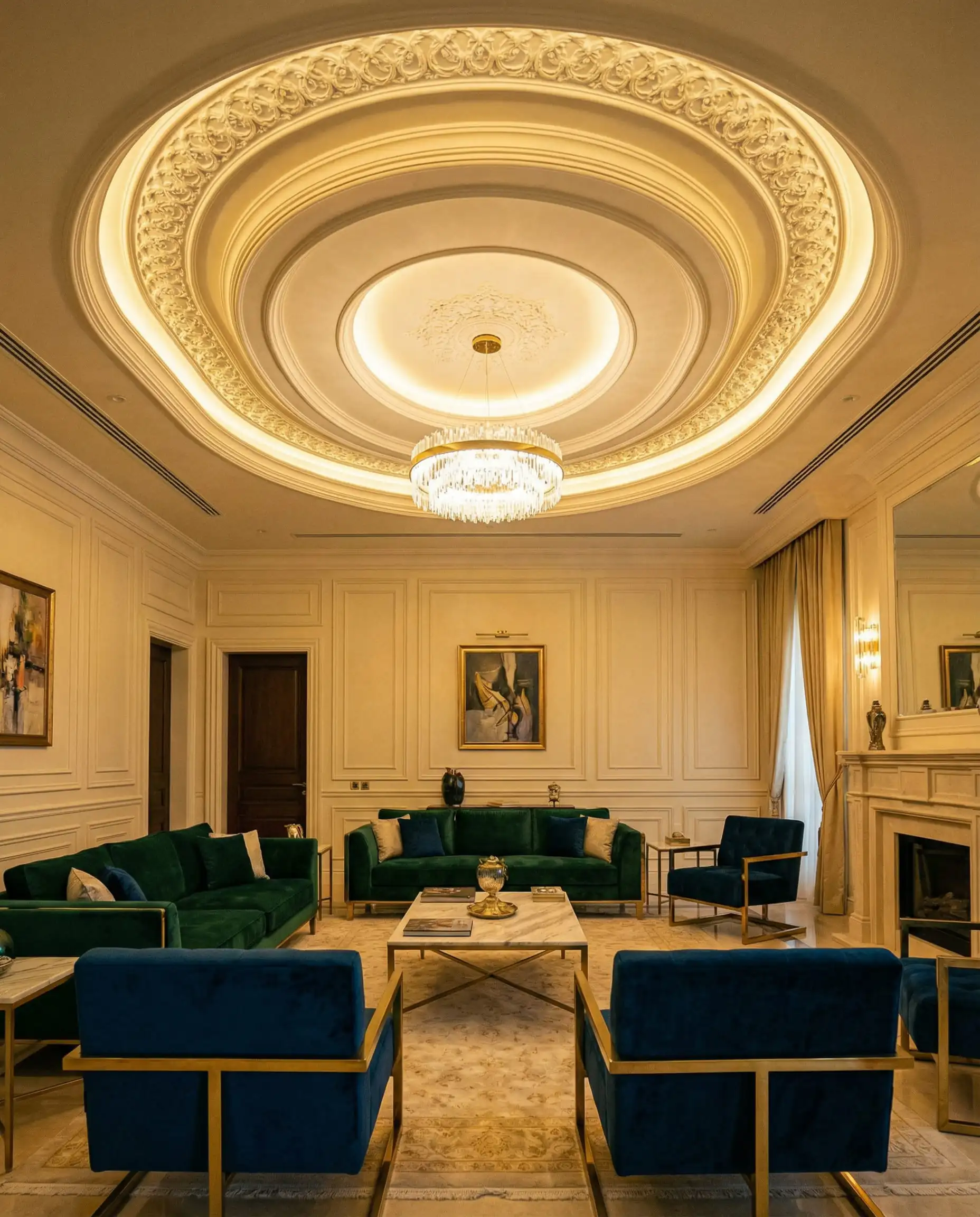 Salon formel luxueux doté d'un plafond à caissons à trois niveaux avec éclairage indirect dissimulé et lustre en cristal.