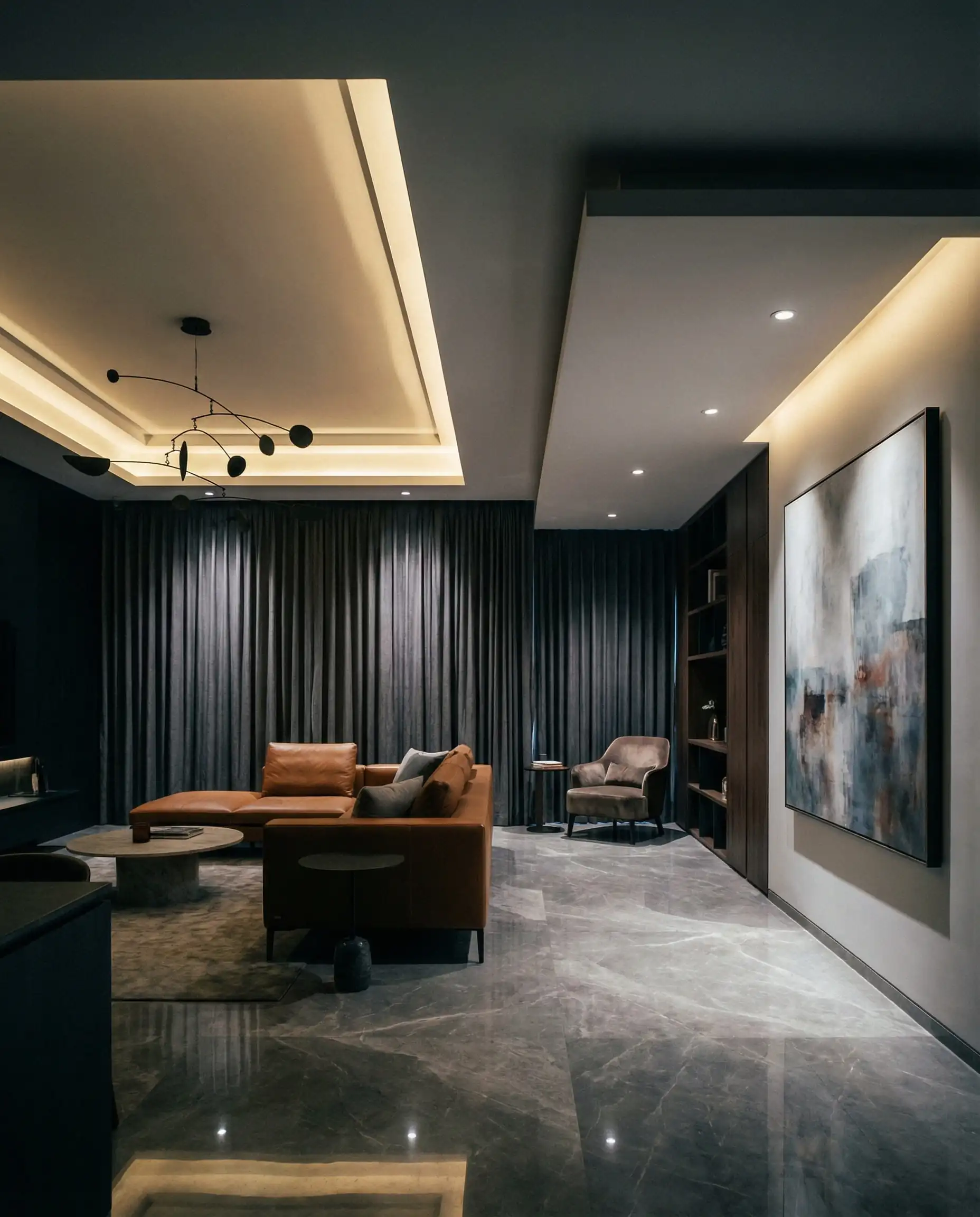 Salon contemporain avec un plafond à caissons en retrait au-dessus du coin détente et un plafond plat au-dessus du passage pour délimiter les zones.