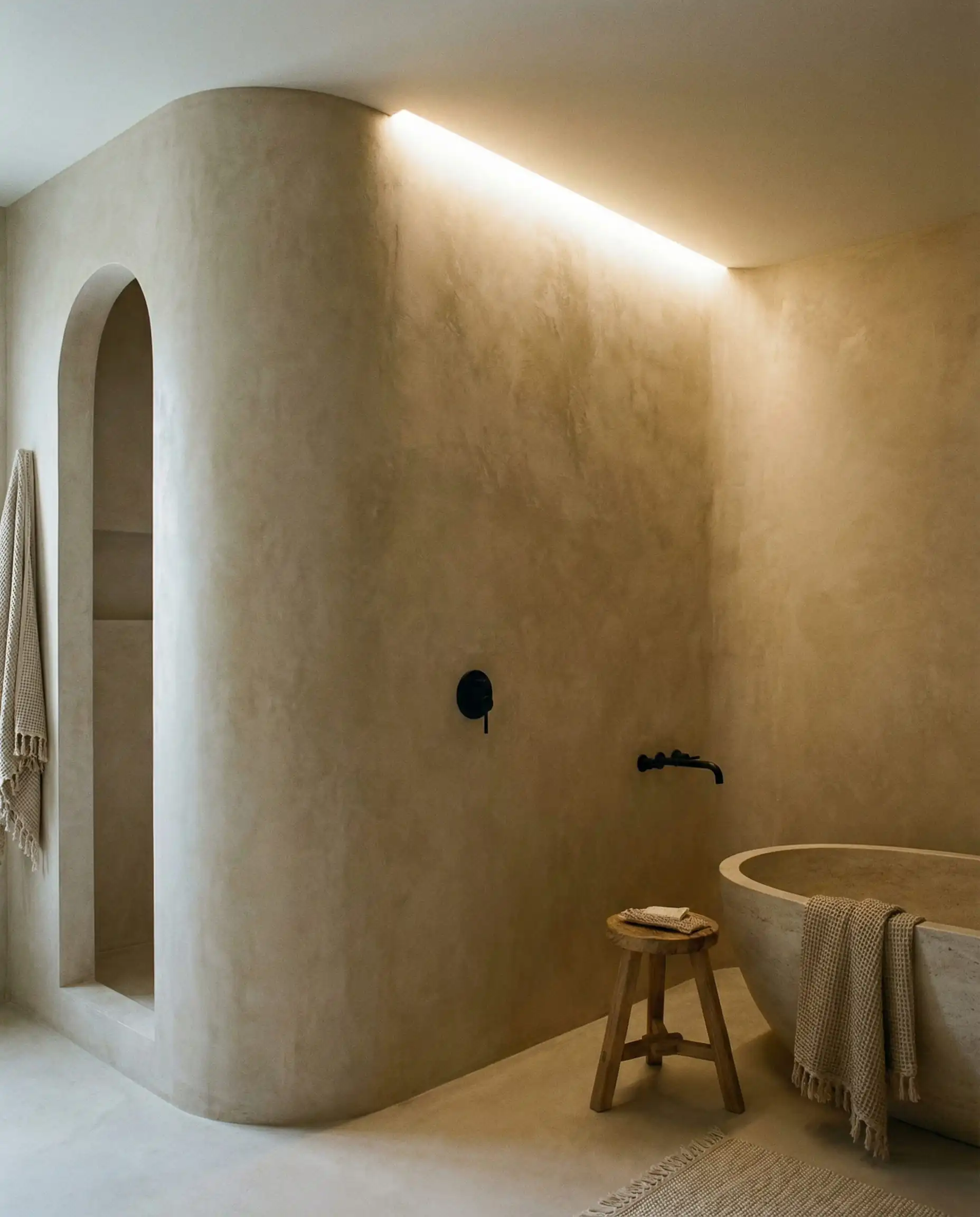 Un intérieur de salle de bain principale résidentielle haut de gamme et tranquille.