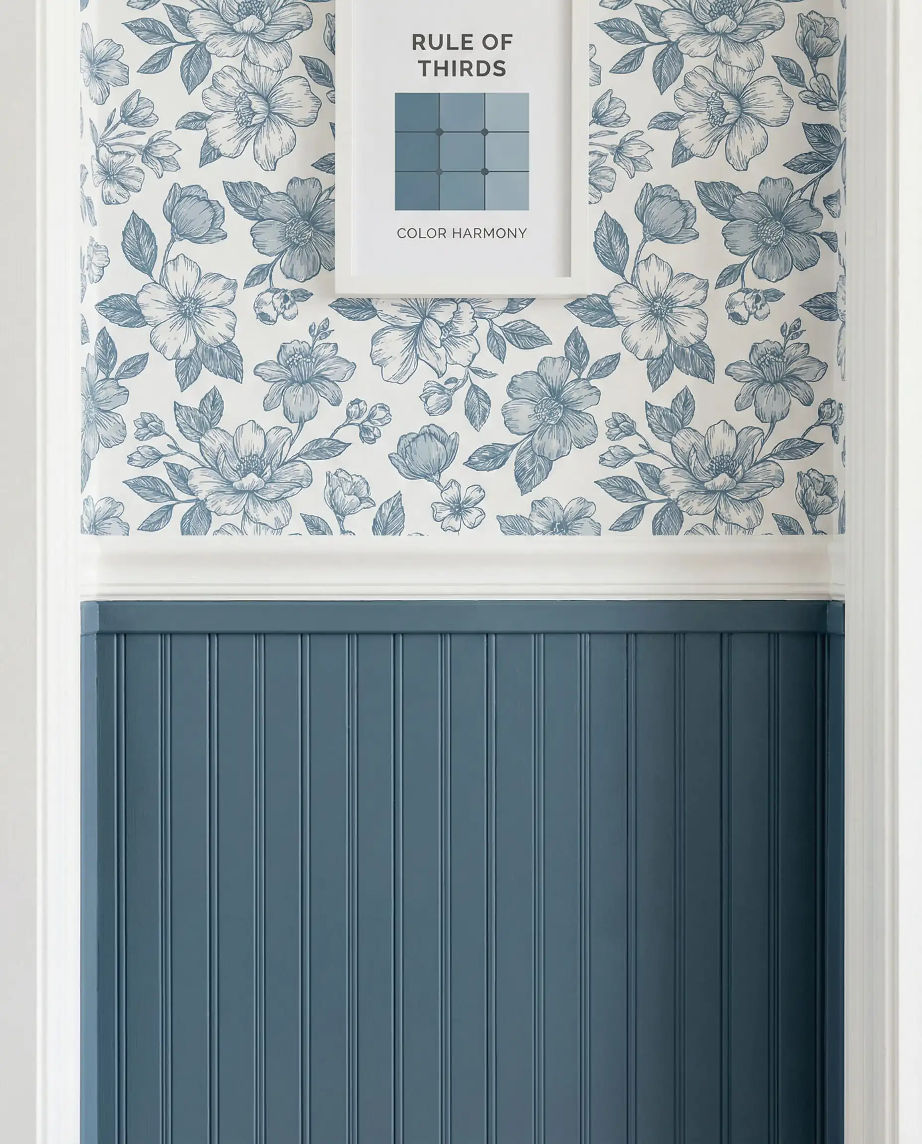 Gros plan sur des boiseries bleues associées à un papier peint floral de couleur assortie au-dessus.