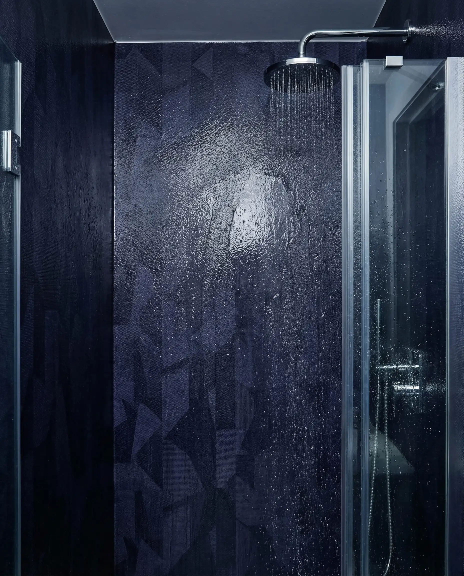 Une vue intérieure spectaculaire d'une cabine de douche où les quatre murs sont recouverts d'un papier peint en fibre de verre imperméable scellé avec de la résine.
