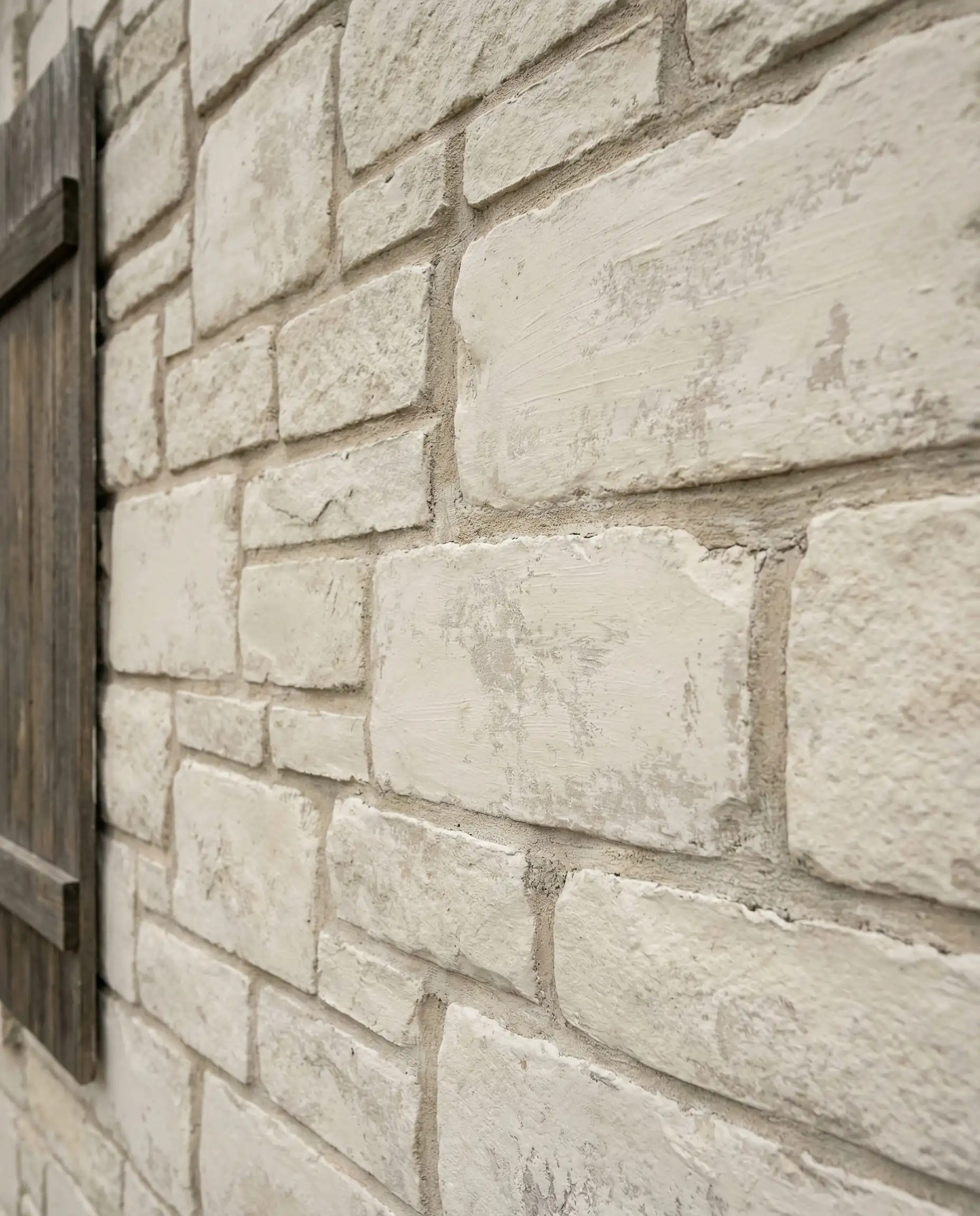 Stone veneer wall with a Shoji White over-wash for a monochromatic limestone look.