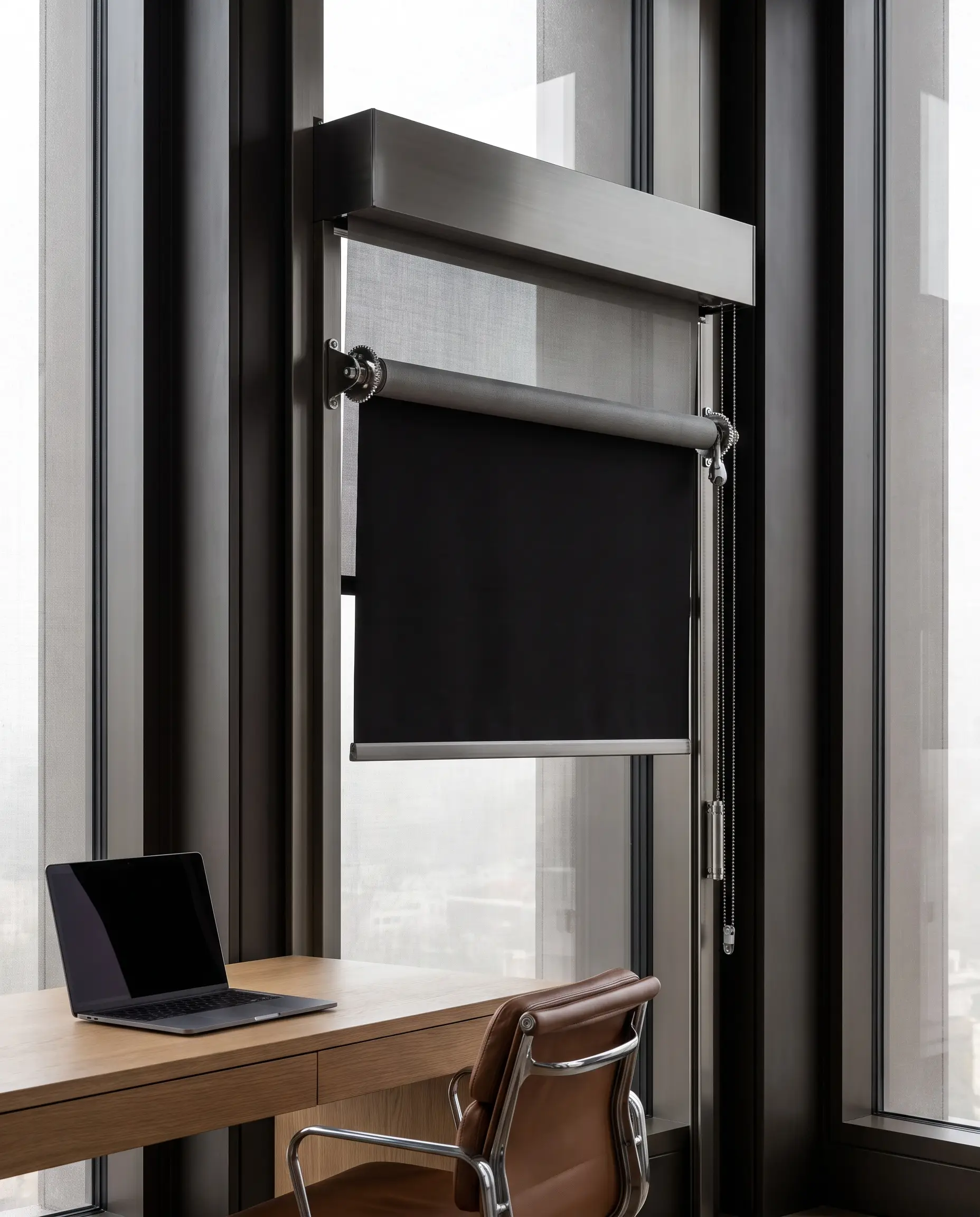 Cassonetto in alluminio fresato con doppio rullo filtrante e oscurante sopra una scrivania contemporanea in rovere.