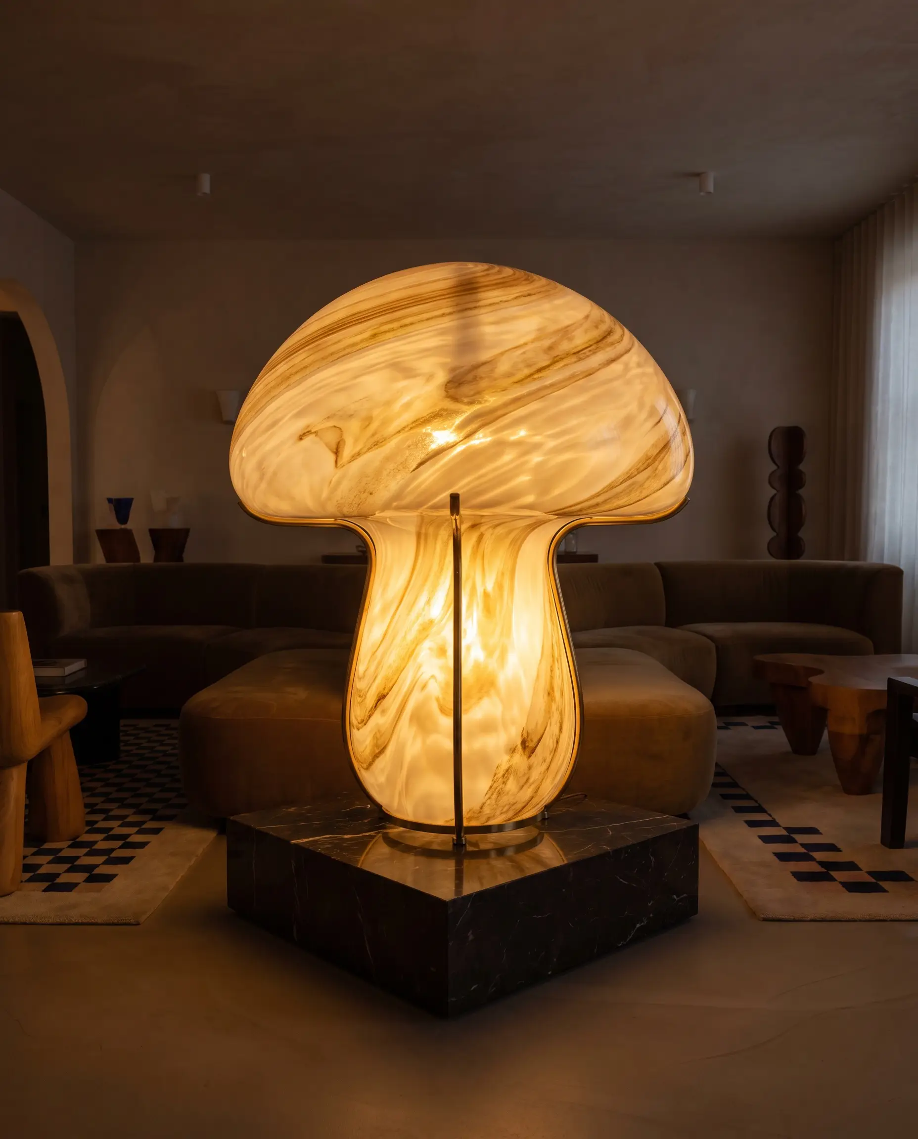 Lampe champignon volumineuse en verre de Murano marbré sur un socle bas dans un salon d'inspiration postmoderne italienne.